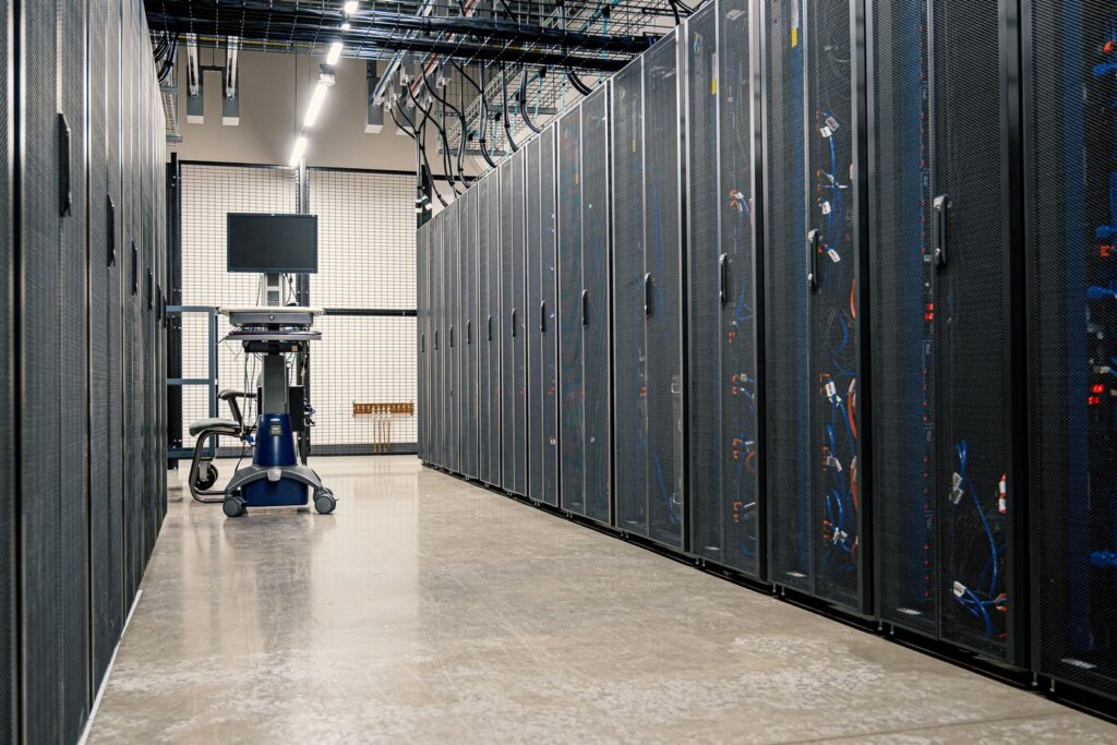 Gabinetes con servidores y equipos de red