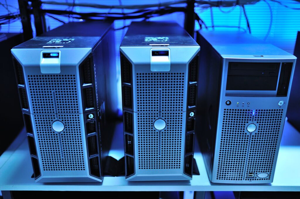 Servidores en rack instalados en un centro de datos